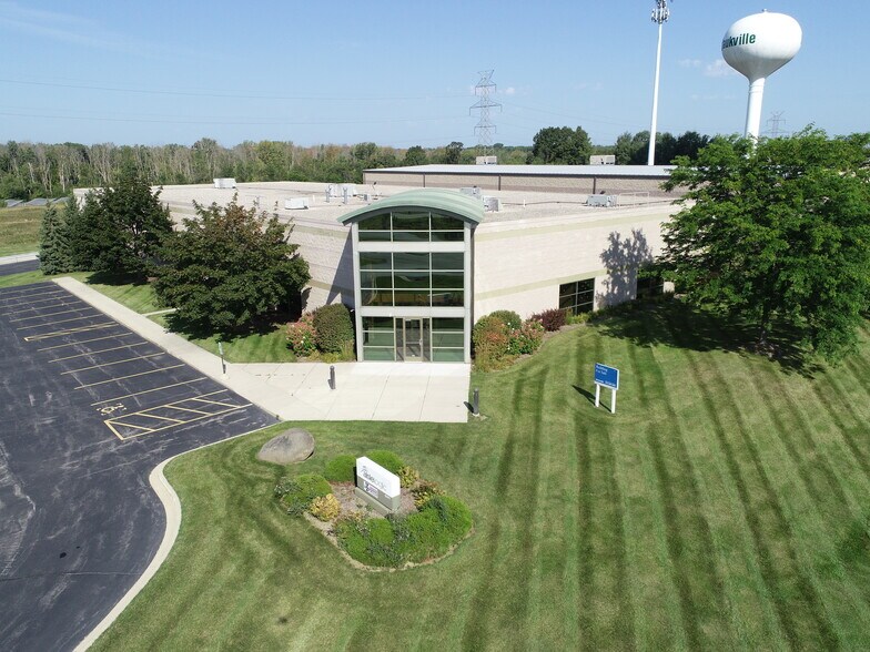 More Photos Of 591 N Dekora Woods Blvd, Saukville Unknown For Lease