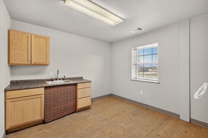 More Photos Of 3008 Ranger Hwy, Weatherford Manufacturing For Sale