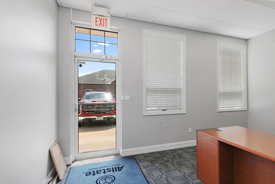 More Photos Of 220 Garden St, Yorkville Office For Sale