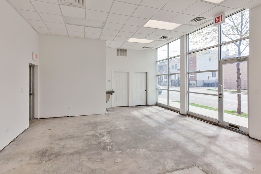 More Photos Of 1959 W Erie St, Chicago Storefront Retail Residential For Lease