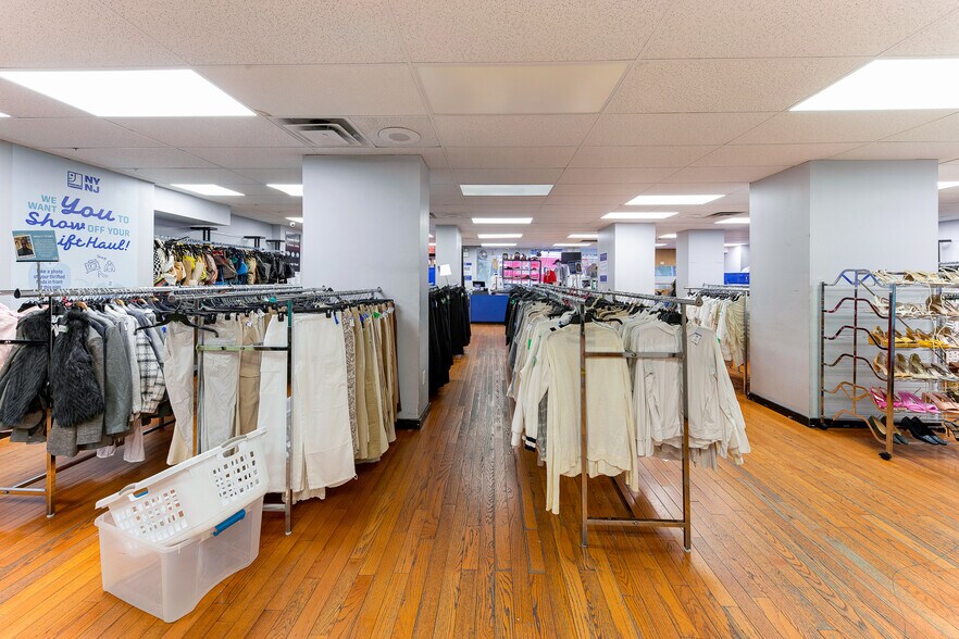 More Photos Of 7 W 14th St, New York Apartments For Lease