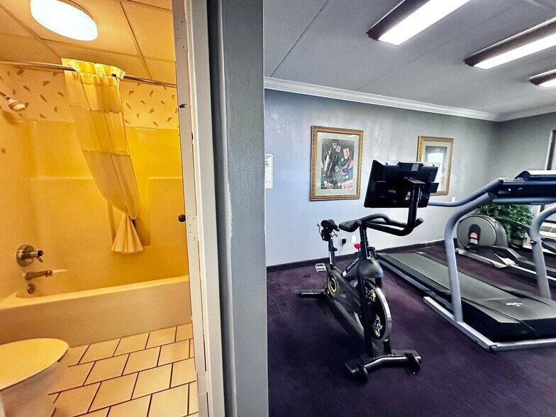 More Photos Of 2075 Highway 192 W, London Hotel For Sale