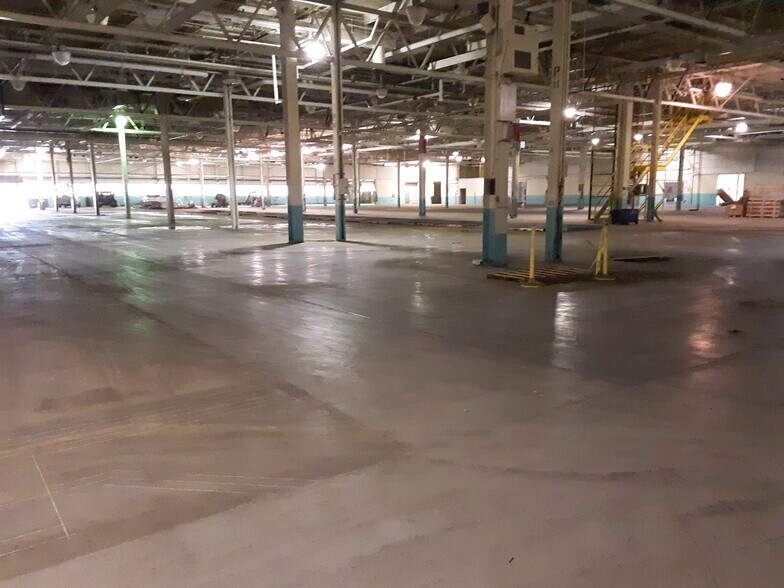 More Photos Of 1601 General Electric Rd, Bloomington Warehouse For Sale