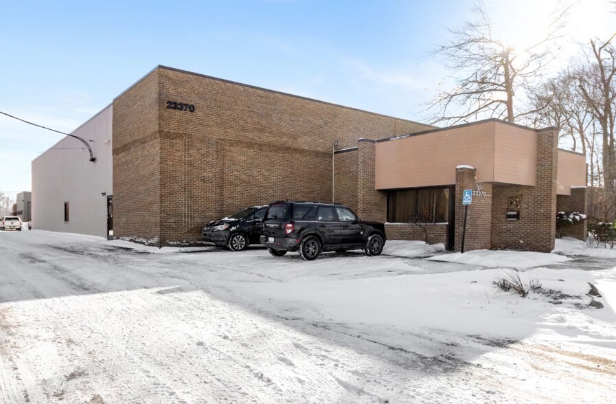 More Photos Of 23370 Commerce Dr, Farmington Hills Light Manufacturing For Lease
