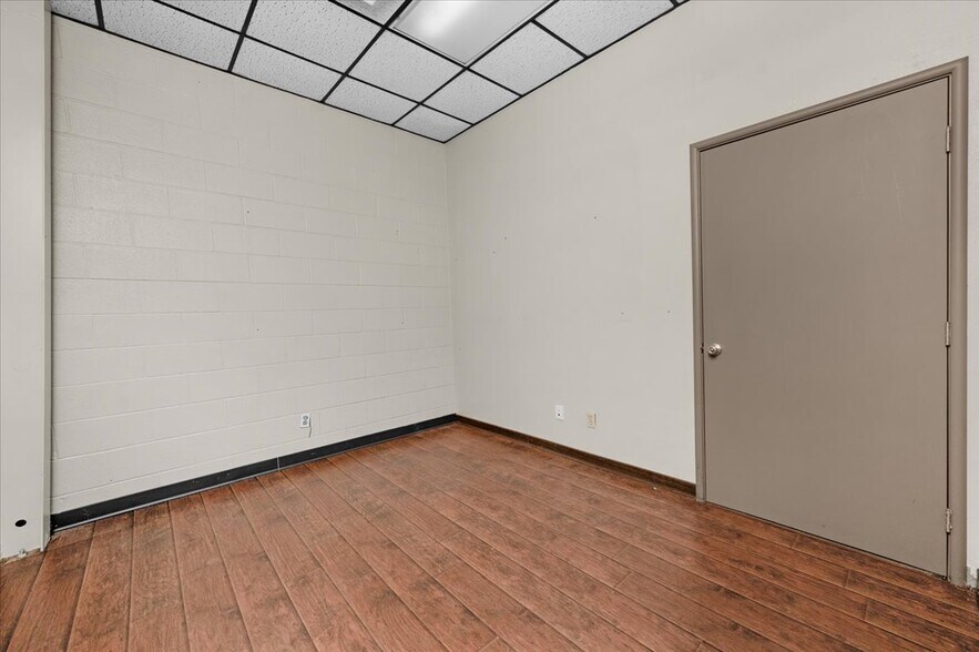 More Photos Of 1027 W Murray Ave, Visalia Service For Sale