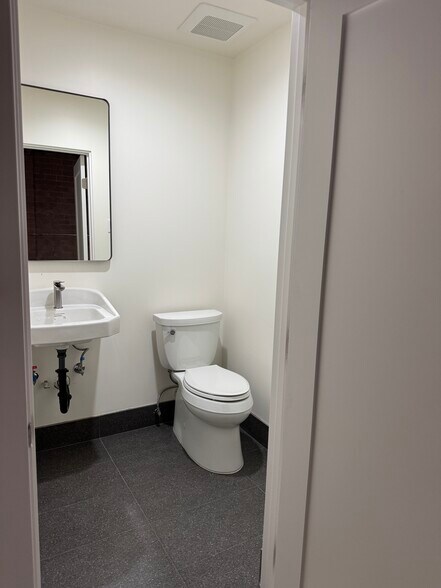 More Photos Of 1726 N Ventura Ave, Ventura Manufacturing For Lease