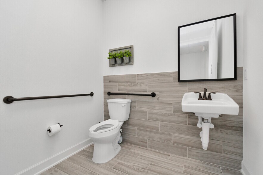 More Photos Of 30625 Kingsland, Brookshire Medical For Lease