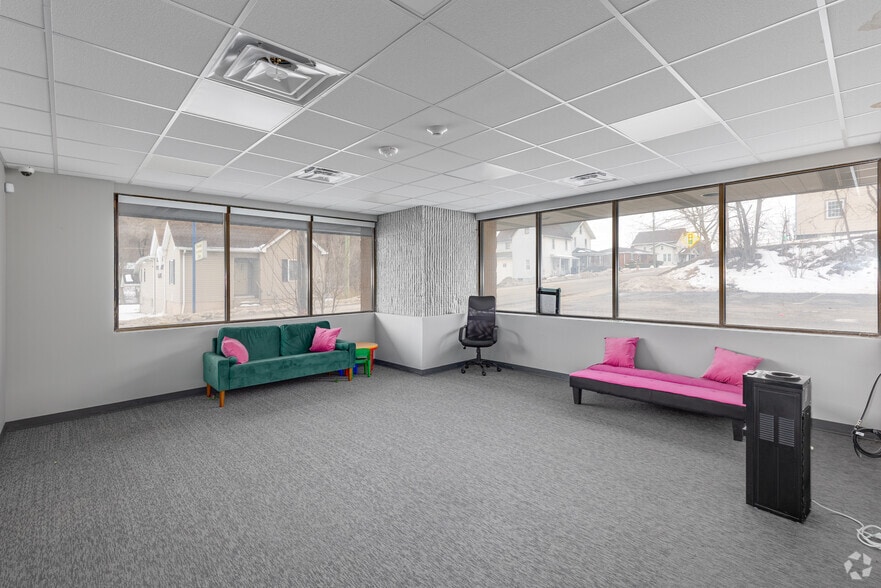 More Photos Of 875 W Chestnut St, Washington Restaurant For Sale