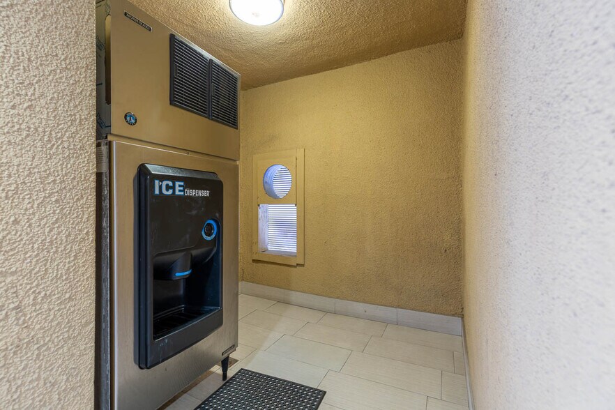 More Photos Of 1633 S Palm Canyon Dr, Palm Springs Hotel For Sale