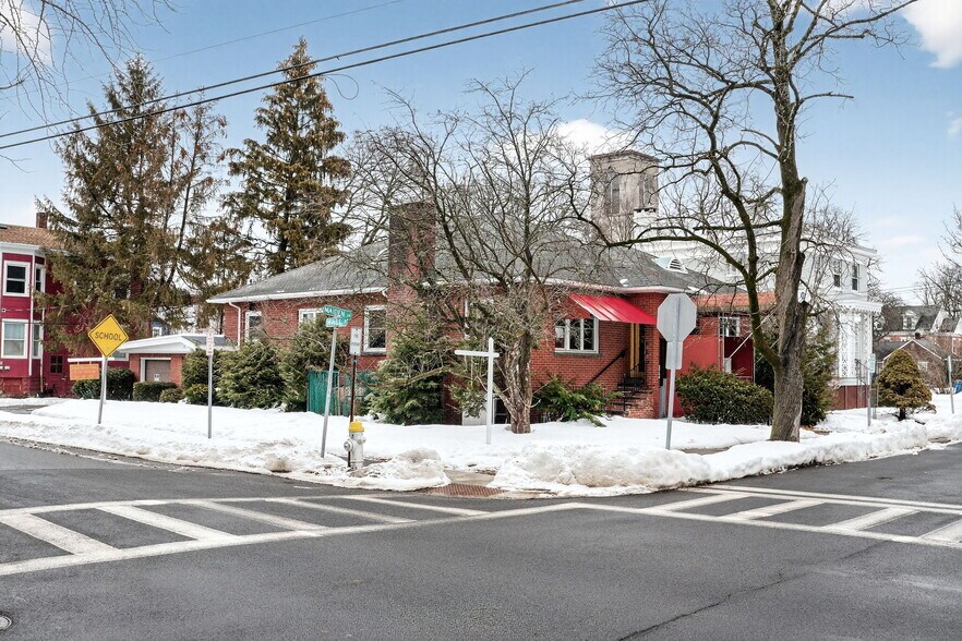 More Photos Of 111 Maiden Ln, Kingston Medical For Sale