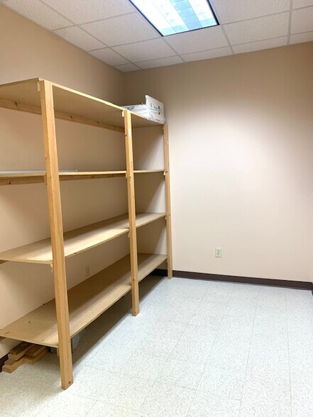 More Photos Of 1008 Hutton Ln, High Point Office For Lease