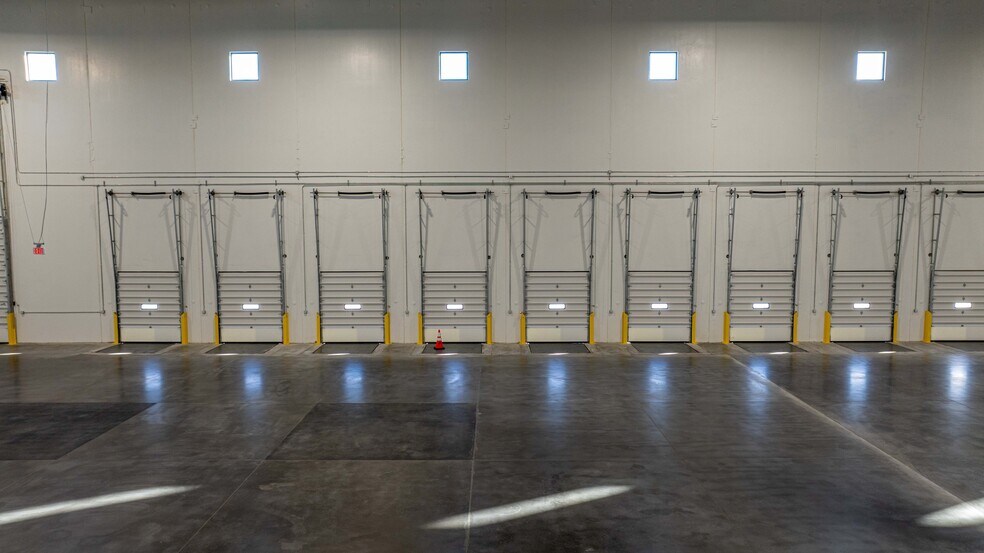 More Photos Of 245 Paterson Plank Rd, Carlstadt Distribution For Lease