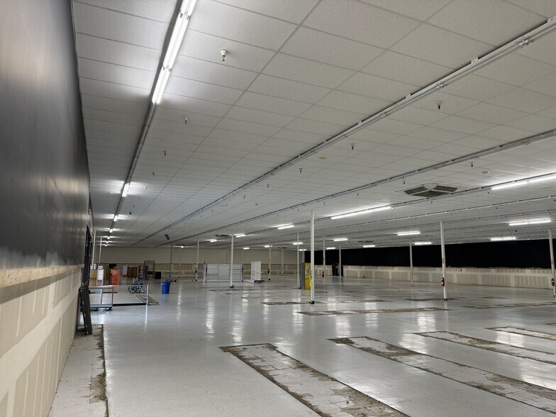 More Photos Of 2025 Lancaster Dr NE, Salem General Retail For Sale