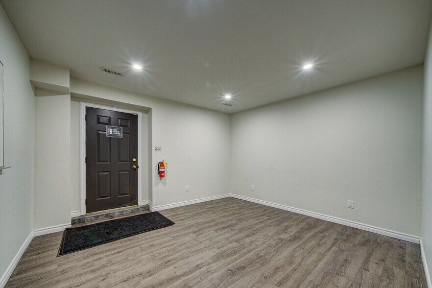 More Photos Of 1367 Mosley St, Wasaga Beach Office For Sale