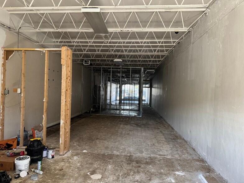 More Photos Of 2328 Hollywood Blvd, Hollywood Freestanding For Lease