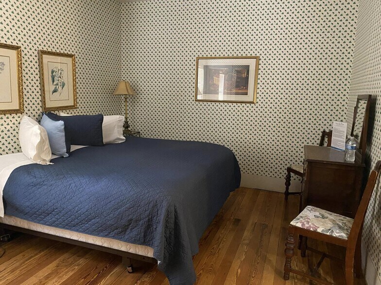 More Photos Of 205 SW Barnard St, Glen Rose Hotel For Sale