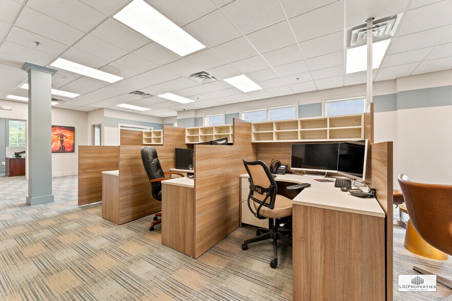 More Photos Of 920 E County Line Rd, Lakewood Office For Lease