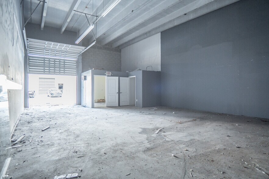 More Photos Of 2104-2120 W 62nd St, Hialeah Warehouse For Lease