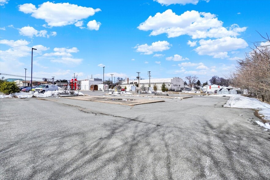 More Photos Of 4315 N George Street Ext, Manchester Self Storage For Lease