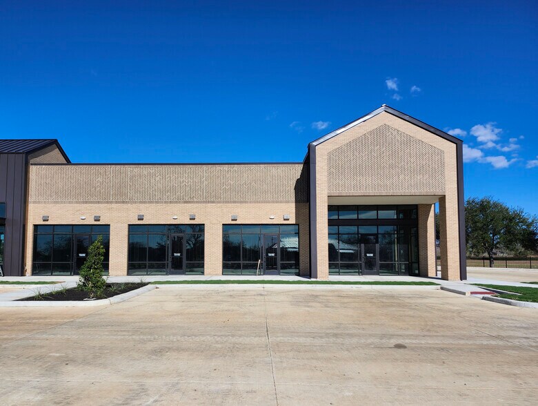 More Photos Of 7355 Main st, Fulshear Unknown For Lease