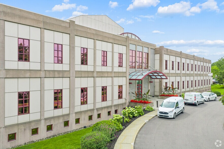 More Photos Of 275 Boul Armand-Frappier, Laval Office For Lease