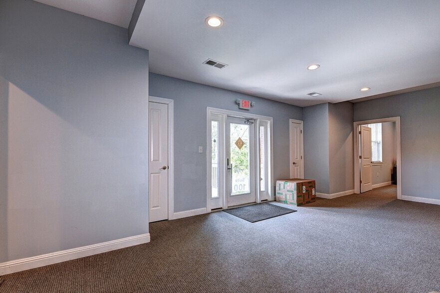 More Photos Of 10609-10611 Watterson Center Ct, Louisville Office For Sale