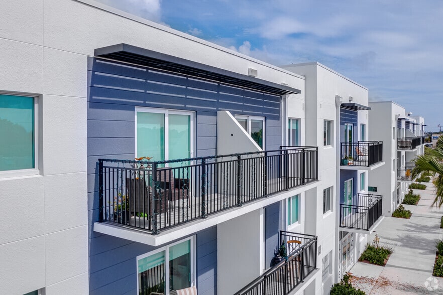 More Photos Of 1601 N Dixie Hwy, Lake Worth Apartments For Lease