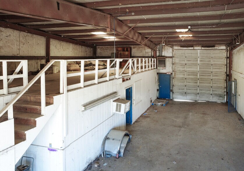 More Photos Of 5425 W Oak St, Palestine Flex For Lease