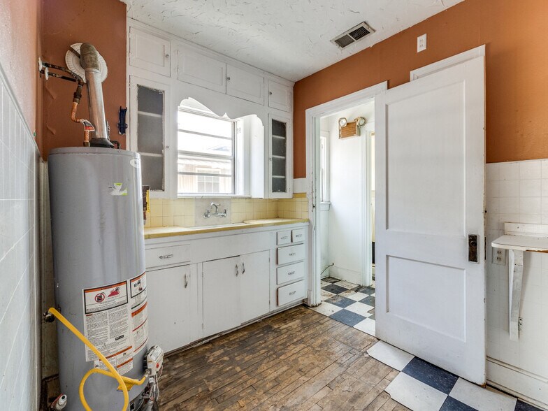 More Photos Of 5832 Live Oak St, Dallas Freestanding For Sale