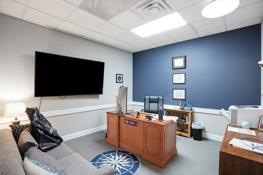 More Photos Of 1882 Porter Lake Dr, Sarasota Light Manufacturing For Sale