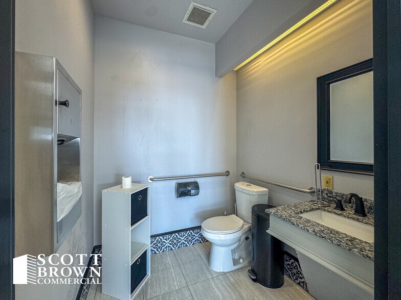 More Photos Of 1001 S Interstate 35 E, Denton Storefront Retail Office For Lease