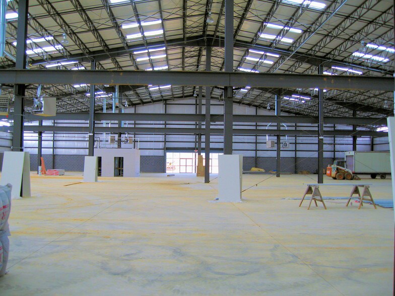 More Photos Of 520 Jack Enders Blvd, Berryville Flex For Lease