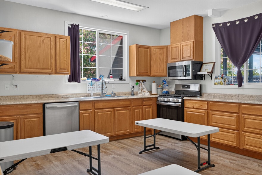 More Photos Of 530 N Cloverdale Blvd, Cloverdale Specialty For Sale