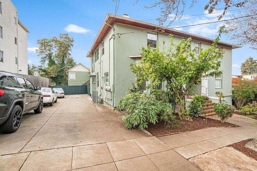 More Photos Of 95 Moss Ave, Oakland Apartments For Sale