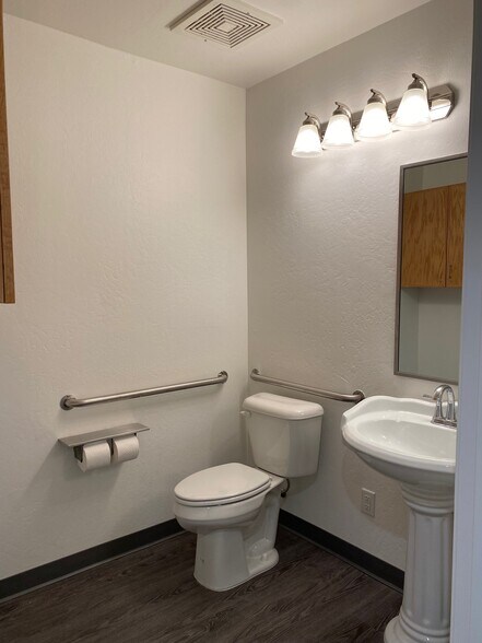 More Photos Of 5700 W Olive Ave, Glendale Medical For Lease
