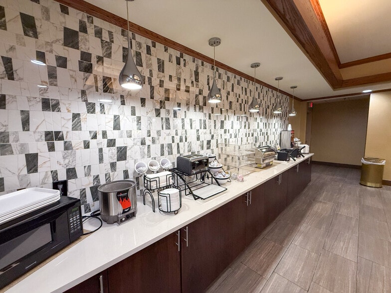More Photos Of 5653 Tinker Diagonal St, Oklahoma City Hotel For Sale
