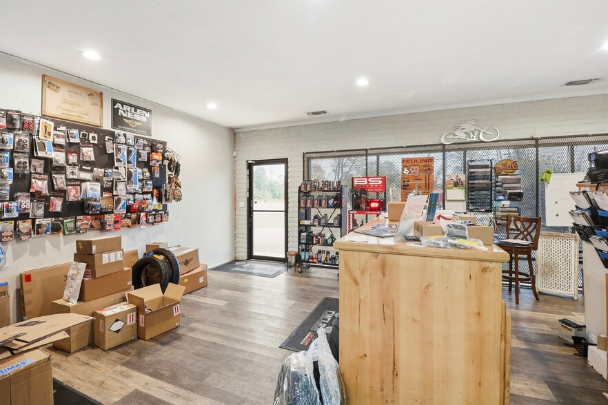 More Photos Of 2418 Victor Ave, Redding Auto Repair For Sale