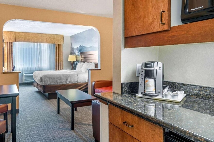 More Photos Of 1501 S Pacific Hwy, Medford Hotel For Sale