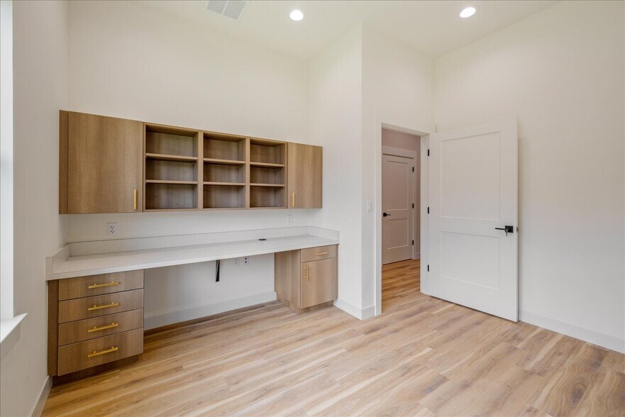 More Photos Of 2458 Mahan Dr, Tallahassee Medical For Lease