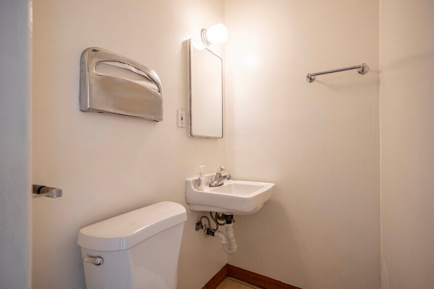 More Photos Of 5146 Maine Ave, Baldwin Park Flex For Lease