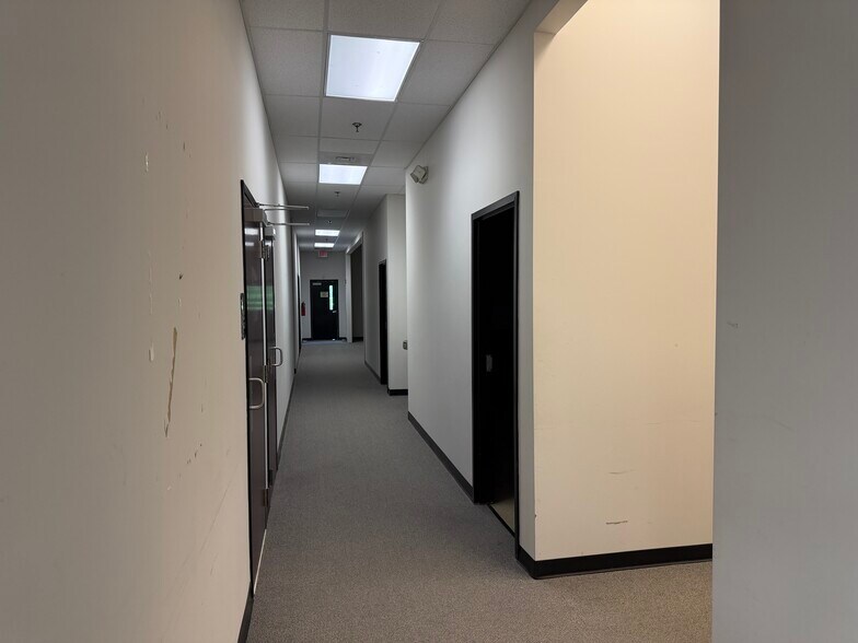 More Photos Of 130 Oak Park Dr, Mooresville Research And Development For Lease