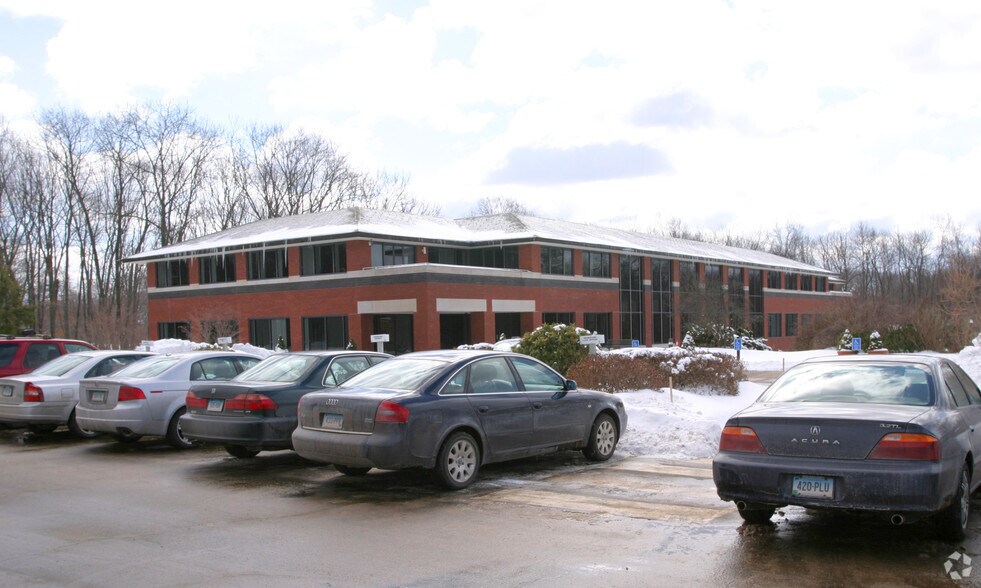 More Photos Of 10 Waterside Dr, Farmington Office For Lease