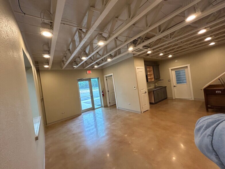 More Photos Of 9 Spanish Pass Rd, Boerne Showroom For Lease