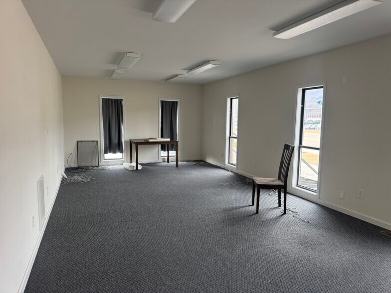 More Photos Of 1901 Old Jacksboro Hwy, LaFollette Office For Sale