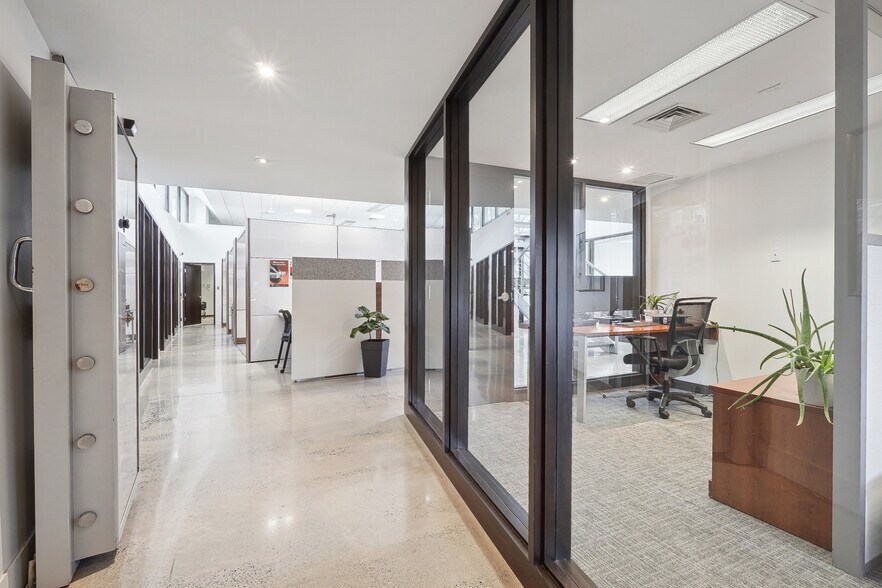 More Photos Of 2119 Rue Sainte-Hélène, Longueuil Office For Lease