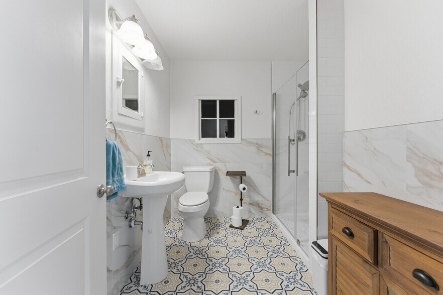 More Photos Of 310 Wimberley Sq, Wimberley Freestanding For Sale