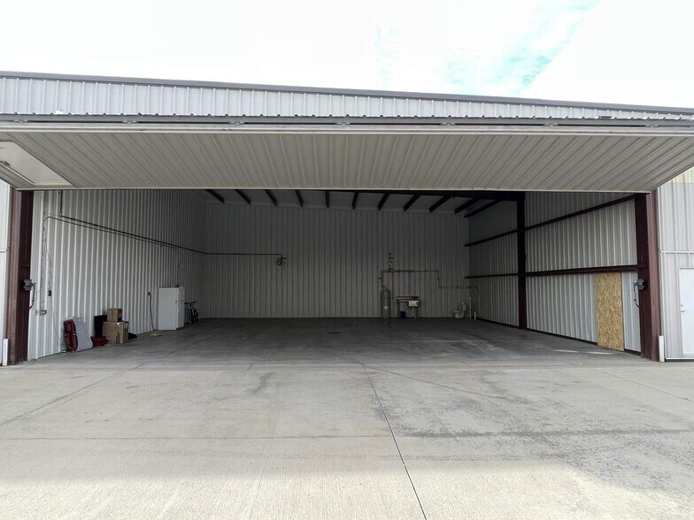 More Photos Of 3000 Airport Dr, Erie Flex For Sale