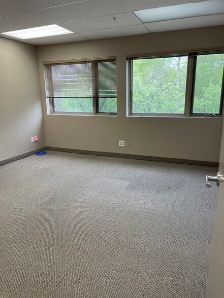 More Photos Of 37 Ramland Rd, Orangeburg Office For Lease