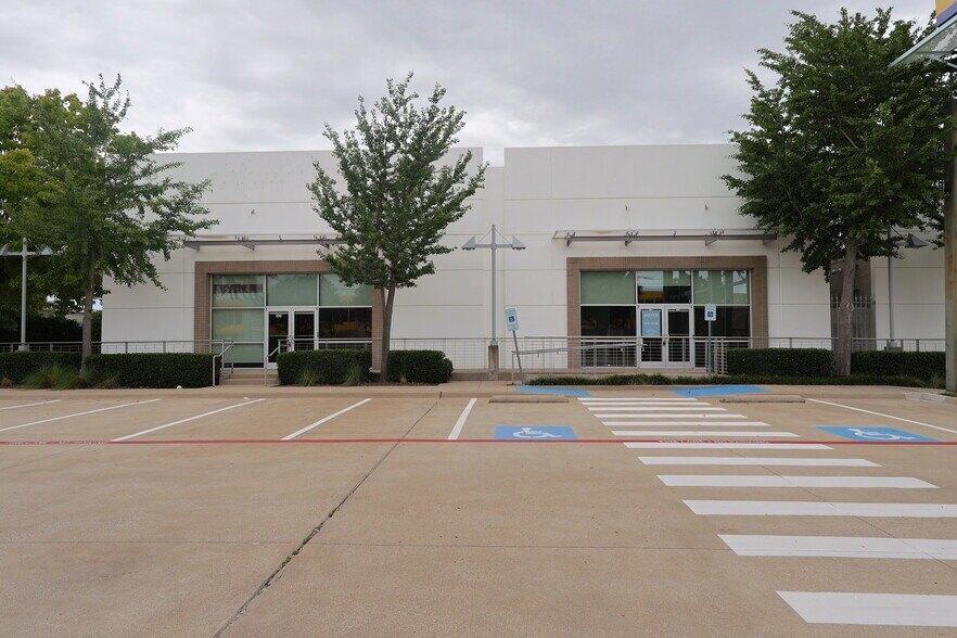 More Photos Of 2727 W Mockingbird Ln, Dallas Unknown For Lease