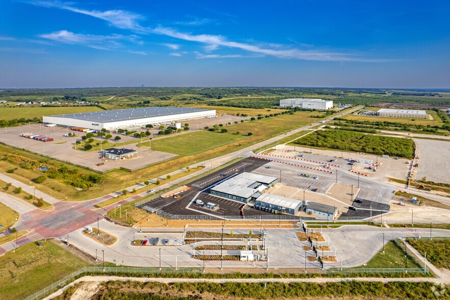 More Photos Of 3800 Railport Pky, Midlothian Distribution For Sale